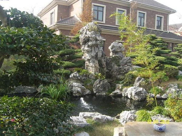 別墅花園設(shè)計(jì)中放置假山的作用