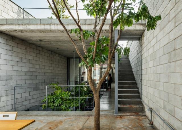 一個有室內(nèi)庭院的兩層小住宅，讓你感受中庭庭院的美