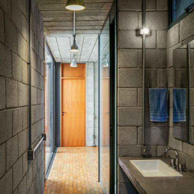 一個有室內(nèi)庭院的兩層小住宅，讓你感受中庭庭院的美